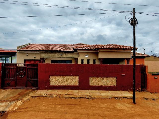 House for sale in Mohlakeng, Gauteng