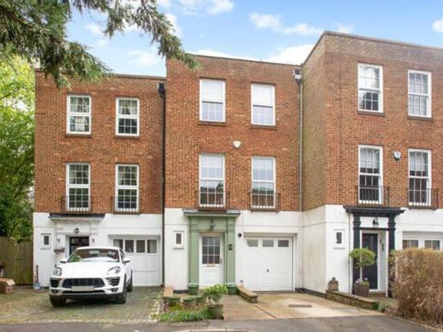 House for sale in Little Stanmore, Greater London