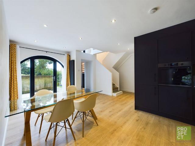 House for rent in Heol-las, Surrey