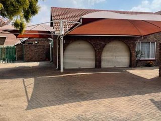 Townhouse for rent in Jansenpark, City of Ekurhuleni Metropolitan Municipality