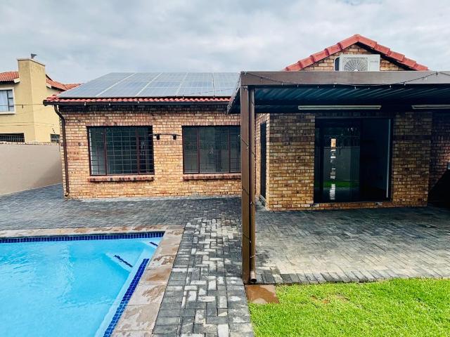 Townhouse for rent in Waterkloof, Gauteng