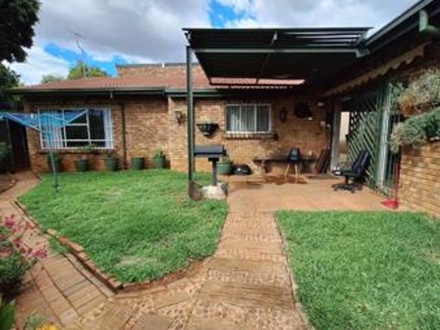 House for rent in Waterkloof, Gauteng