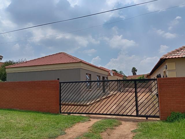 House for sale in Mohlakeng, Gauteng