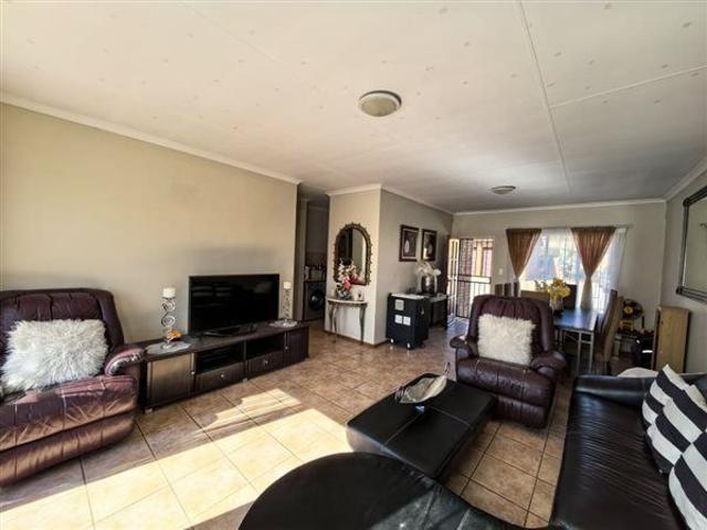 House for rent in Akasia