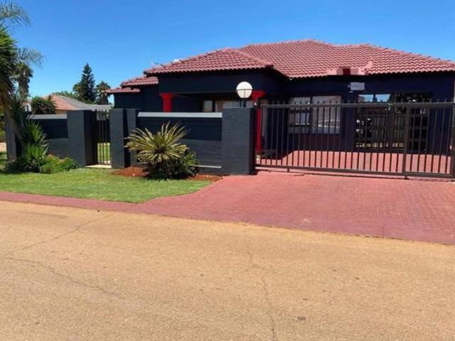 House for rent in Waterkloof, Gauteng