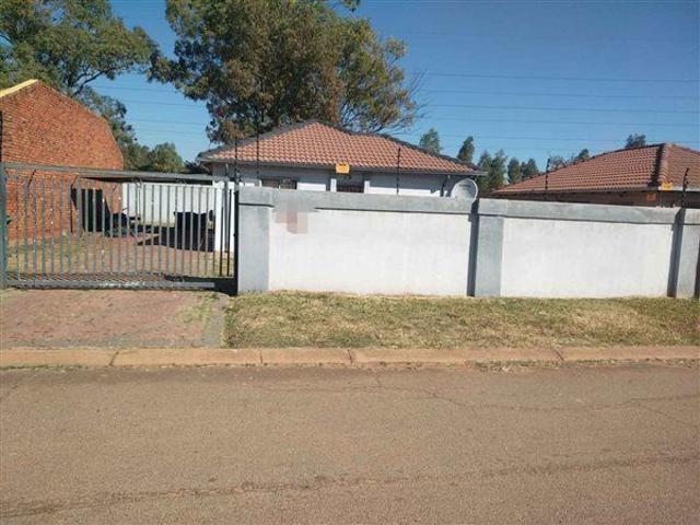 House for rent in Akasia