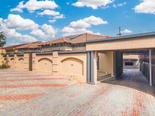 House for sale in Krugersdorp, Mogale City Local Municipality