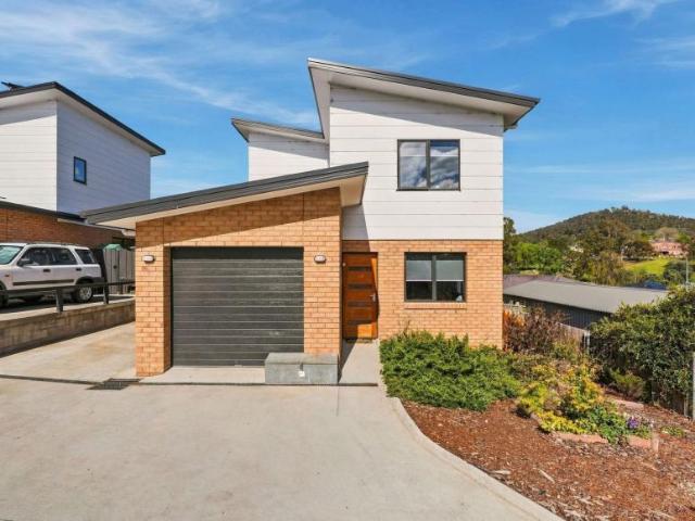 House for rent in New Norfolk, Derwent Valley