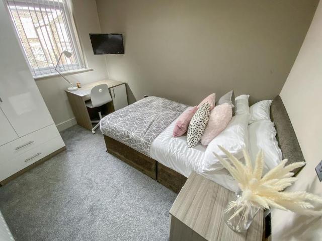 Room for rent in Elm Park, Calderstones