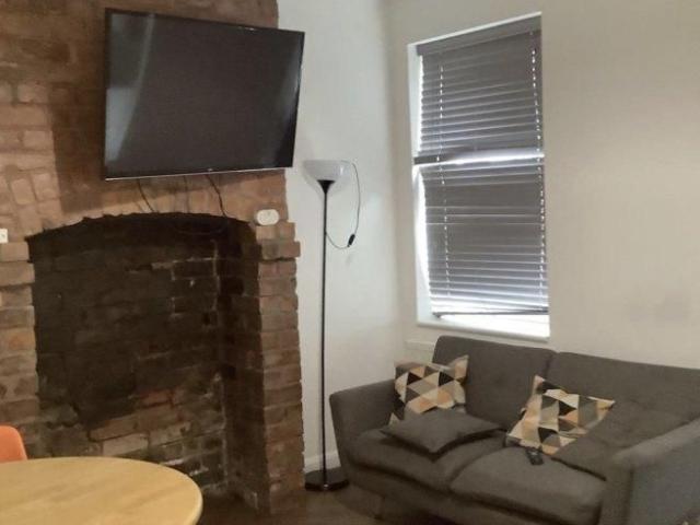 Room for rent in Pellon, Halifax
