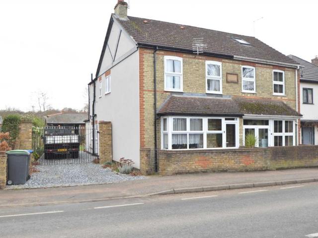 Room for rent in Row Town, Surrey