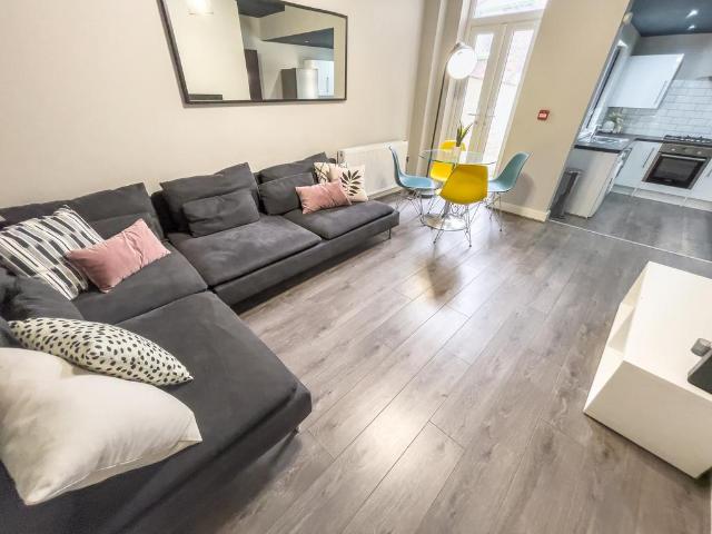 Room for rent in Kensington, Calderstones