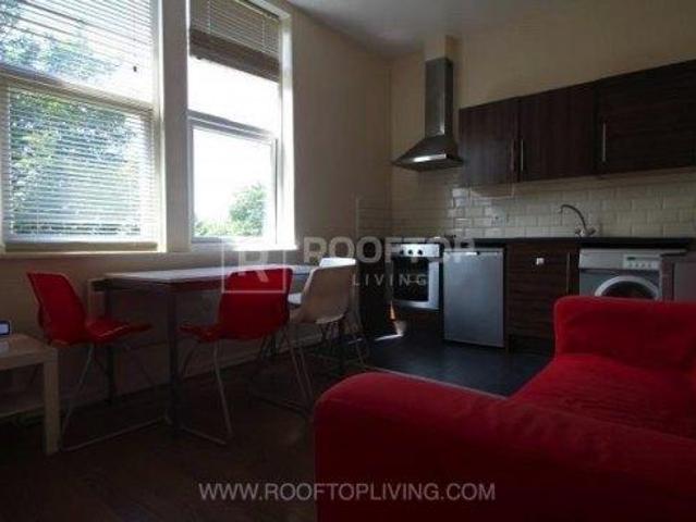 Room for rent in Hyde Park, West Yorkshire