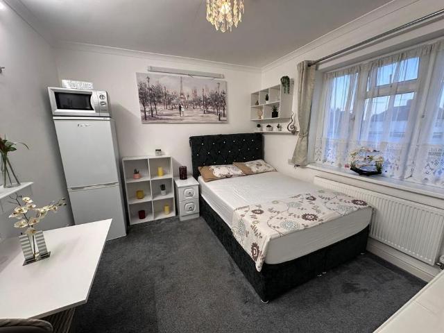 Room for rent in East Sheen, Greater London