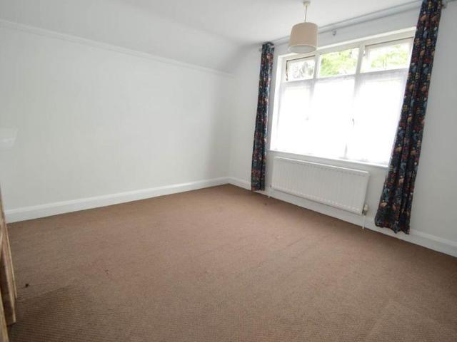 Room for rent in Row Town, Surrey