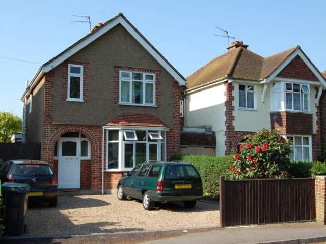 Room for rent in Row Town, Surrey