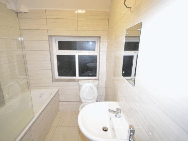 Room for rent in Hyde Park, West Yorkshire
