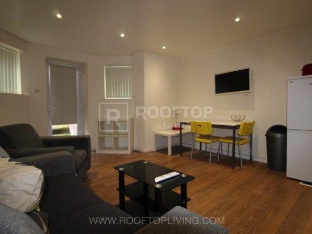 Room for rent in Hyde Park, West Yorkshire
