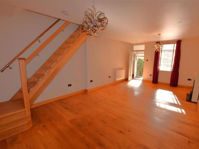Townhouse for rent in Ball Hill, West Midlands