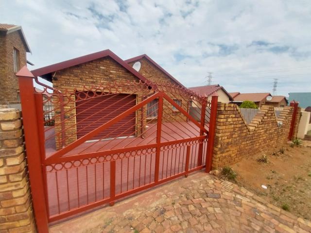 House for rent in Mohlakeng, Gauteng