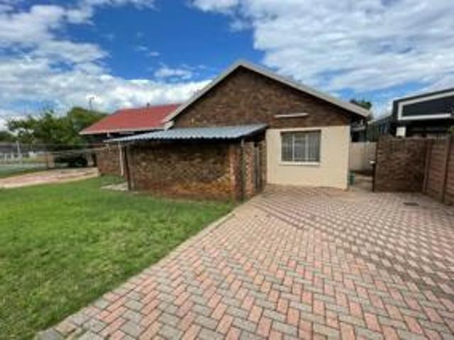 House for rent in Waterkloof, Gauteng