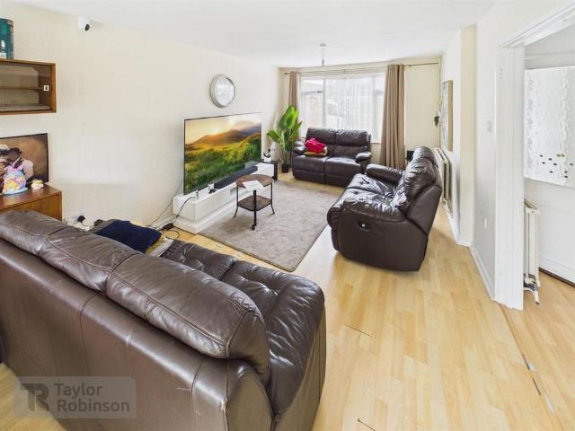 House for rent in Furnace Green, Crawley