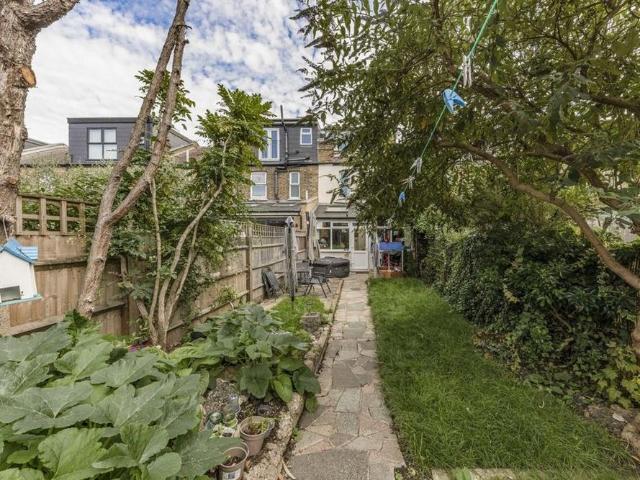 House for rent in London Borough of Merton, Raynes Park