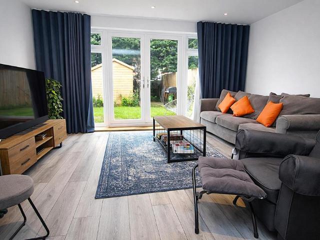 House for rent in The Image, Pouchen End