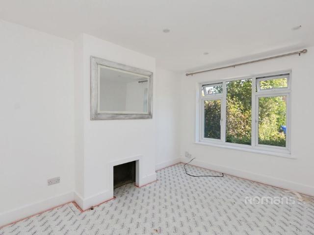 House for rent in The Crescent, Farnborough