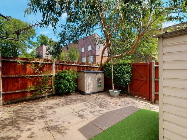 Flat for rent in Pinner, Greater London