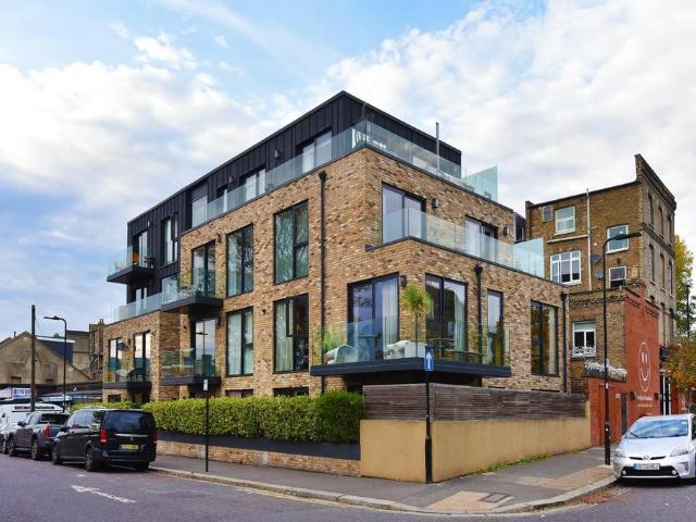 Flat for rent in London Borough of Ealing, Greater London