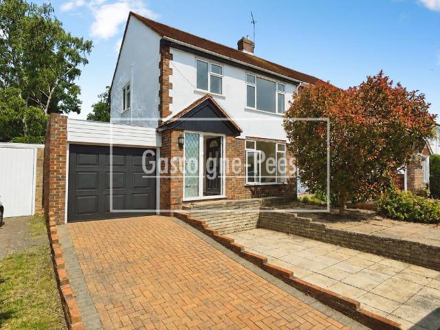 House for rent in Heol-las, Surrey