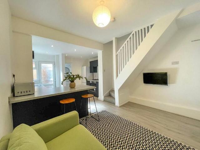 House for rent in Elm Park, Calderstones
