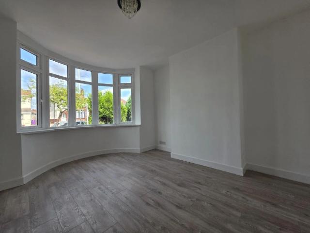 House for rent in Wood End, Park Village