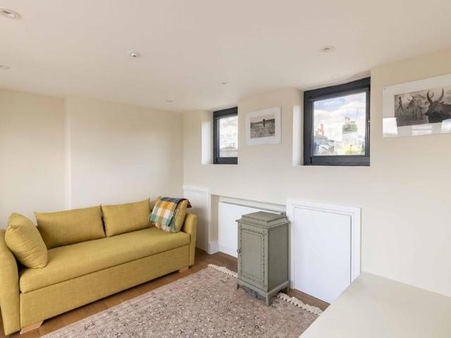 House for rent in Lot's Village, Greater London