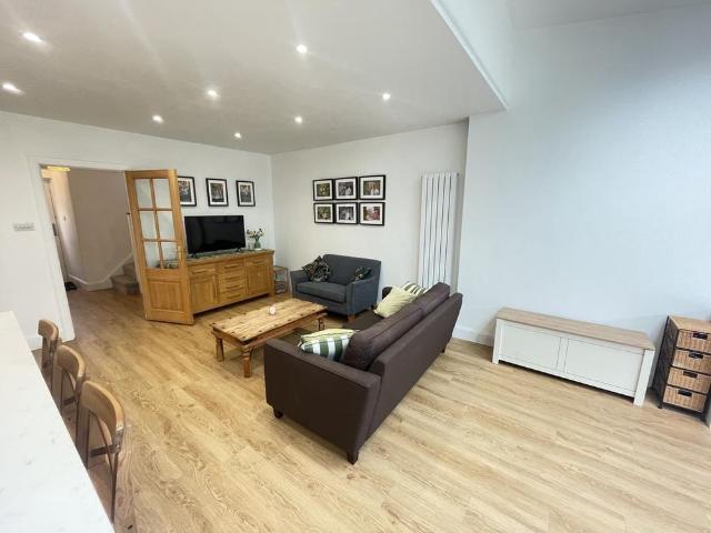 House for rent in Counters End, Pouchen End