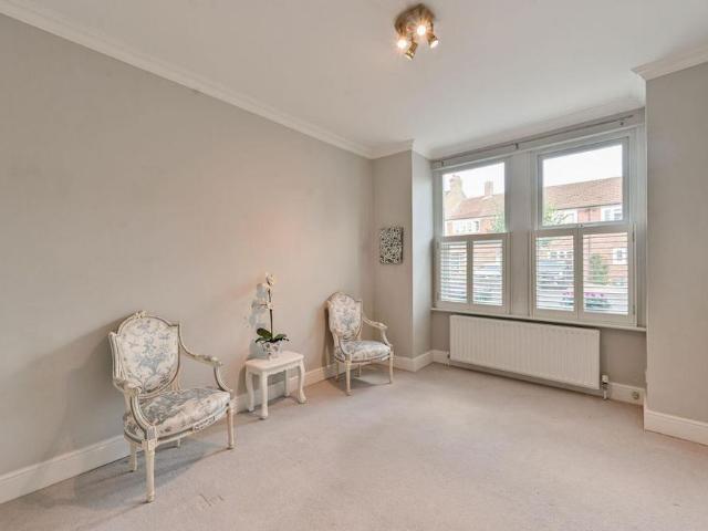 House for rent in The Apostles, Greater London