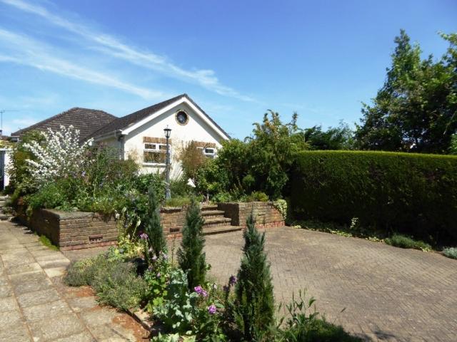 House for rent in How Wood, Five Acres