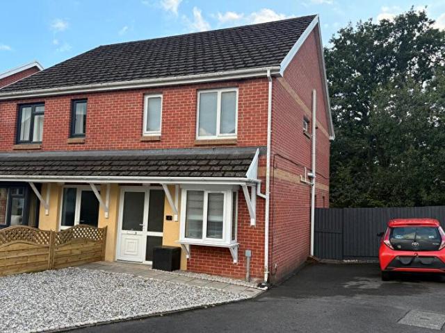 Apartment for rent in Capel Hendre, Wales