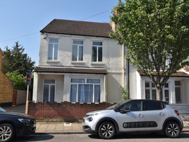 House for rent in Summerstown, Greater London