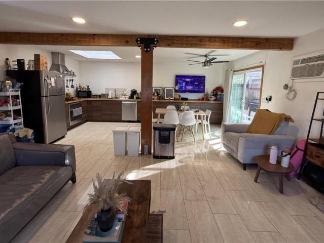 Room for rent in Huntington Beach, California