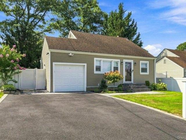 House for sale in Huntington, New York