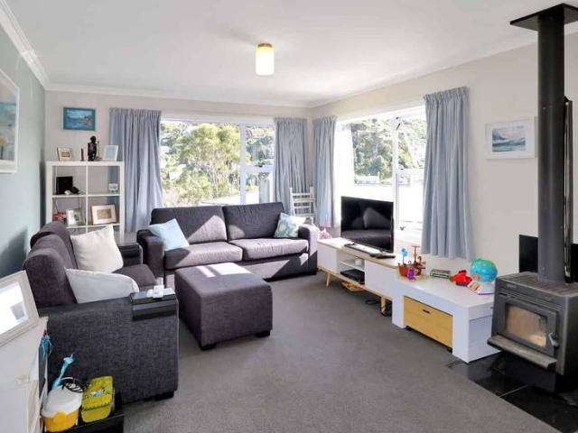 House for rent in Ōwhiro Bay, Wellington