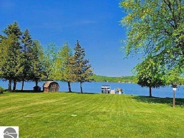 House for sale in Lake Leelanau