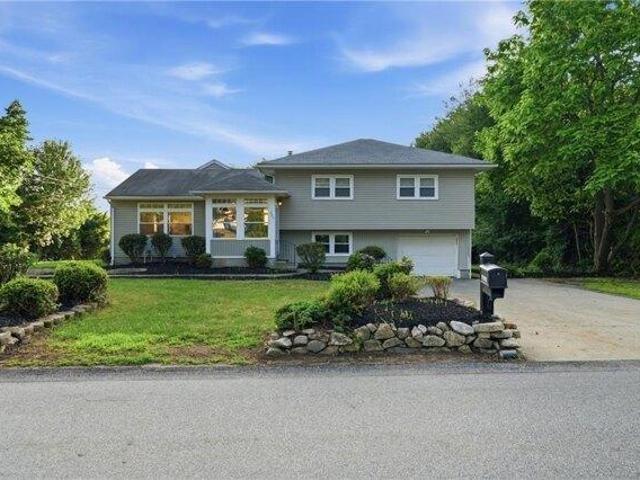 House for sale in Lincoln, Rhode Island