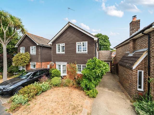 House for sale in Heol-las, Surrey