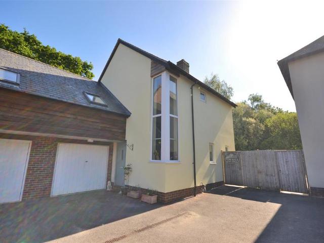 House for sale in Moreton, Moreton