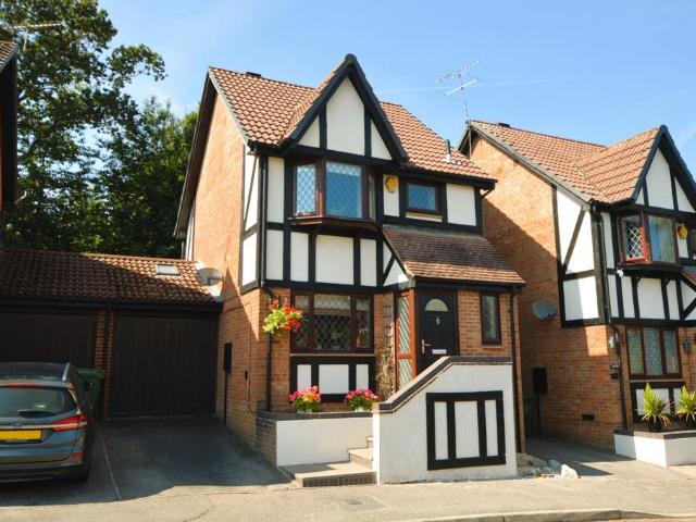 House for sale in Heol-las, Surrey