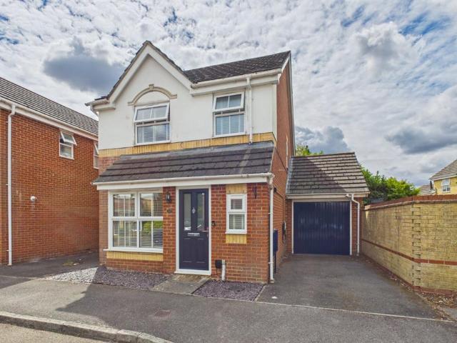 House for sale in The Crescent, Farnborough
