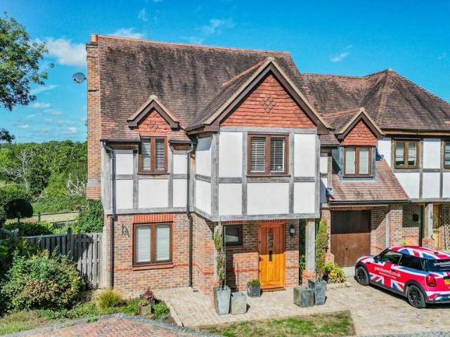 House for sale in Hurst Green, Heathlands